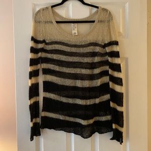Billabong light sweater. Size M. Cute with black tank underneath.